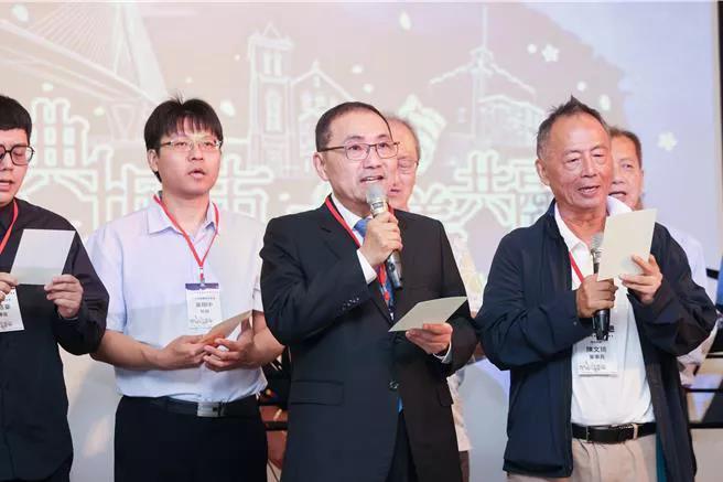 新北市长侯友宜今（3）日上午率市府团队参加「2025新北市城市祈祷早餐会」，与基