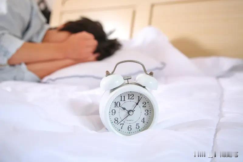 睡眠周期紊乱真的太痛苦了，我之前就深受其害。
调整睡眠周期，规律作息很重要。每天