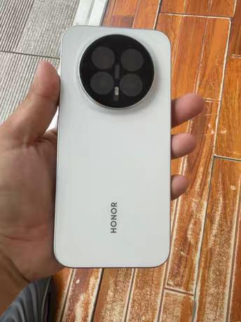 今年不少品牌旗舰价格持续上调，想要大内存版本基本直奔六千，观望很久迟迟不敢下手。