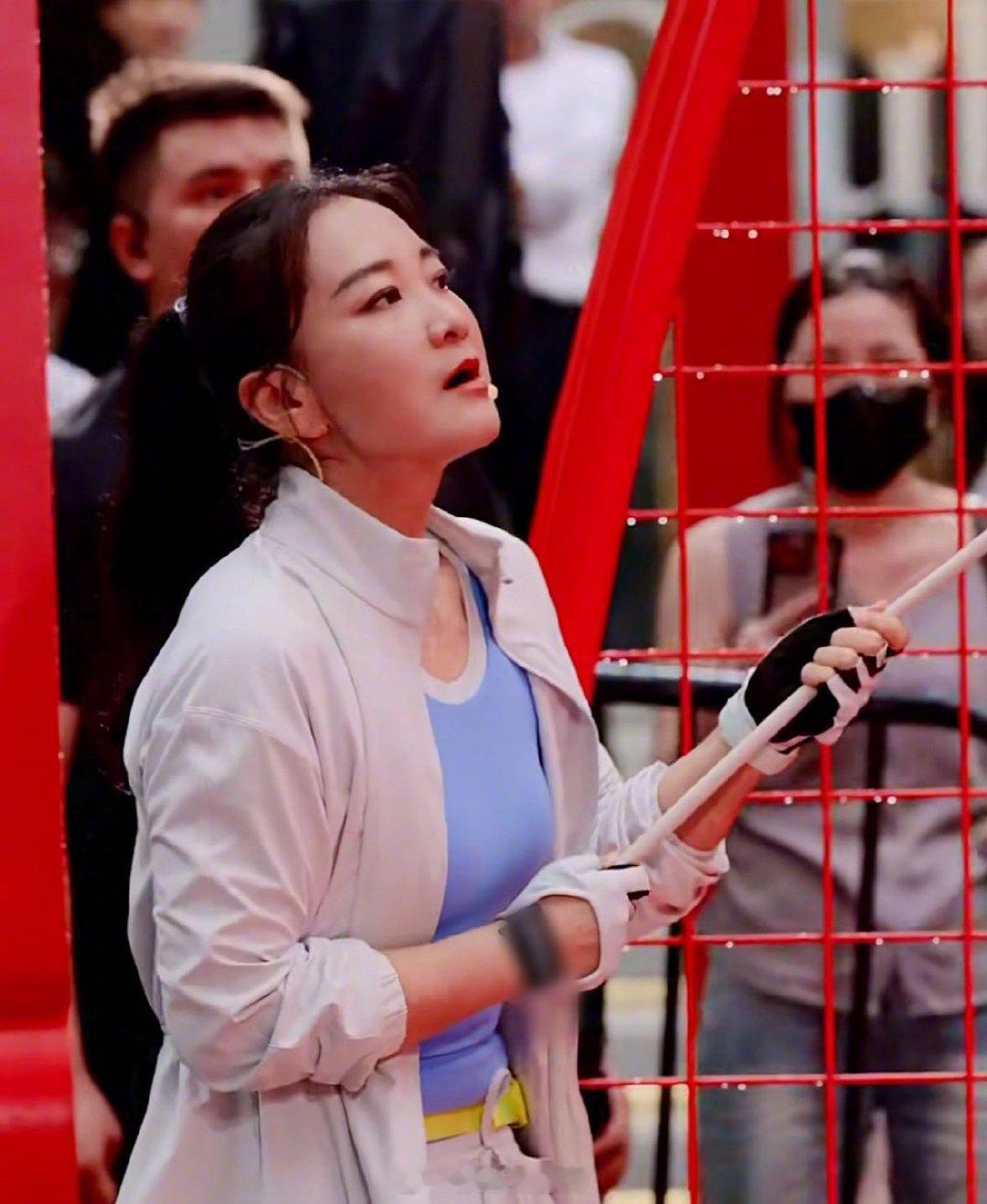 贾玲好美的精神状态 贾玲今天活动状态好好！整个人散发着健康自信的光芒，运动装扮勾