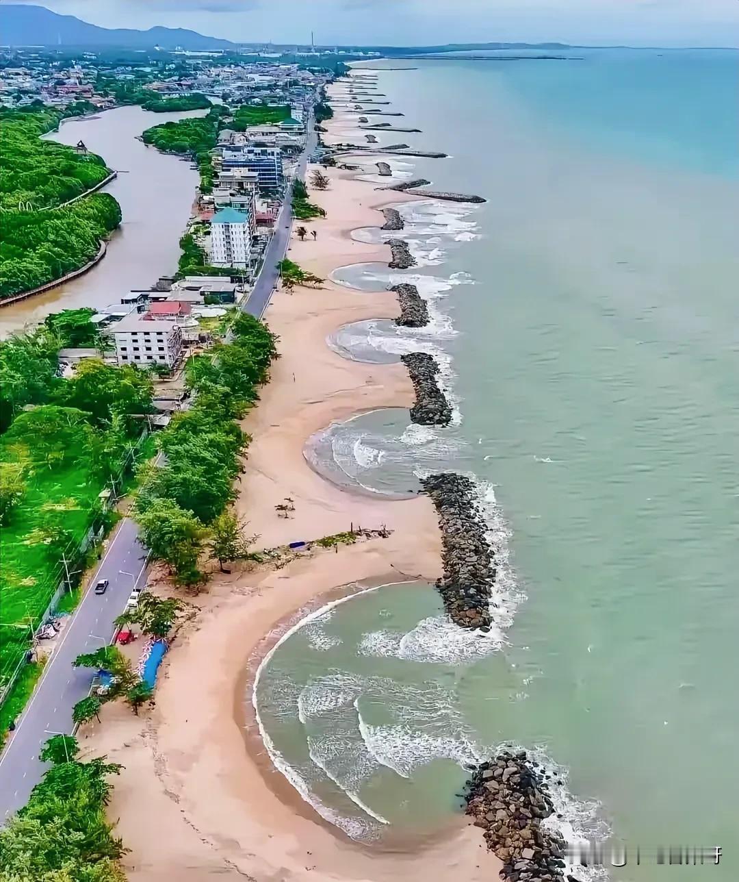 发现打造这样的沙滩成功延长了海岸线