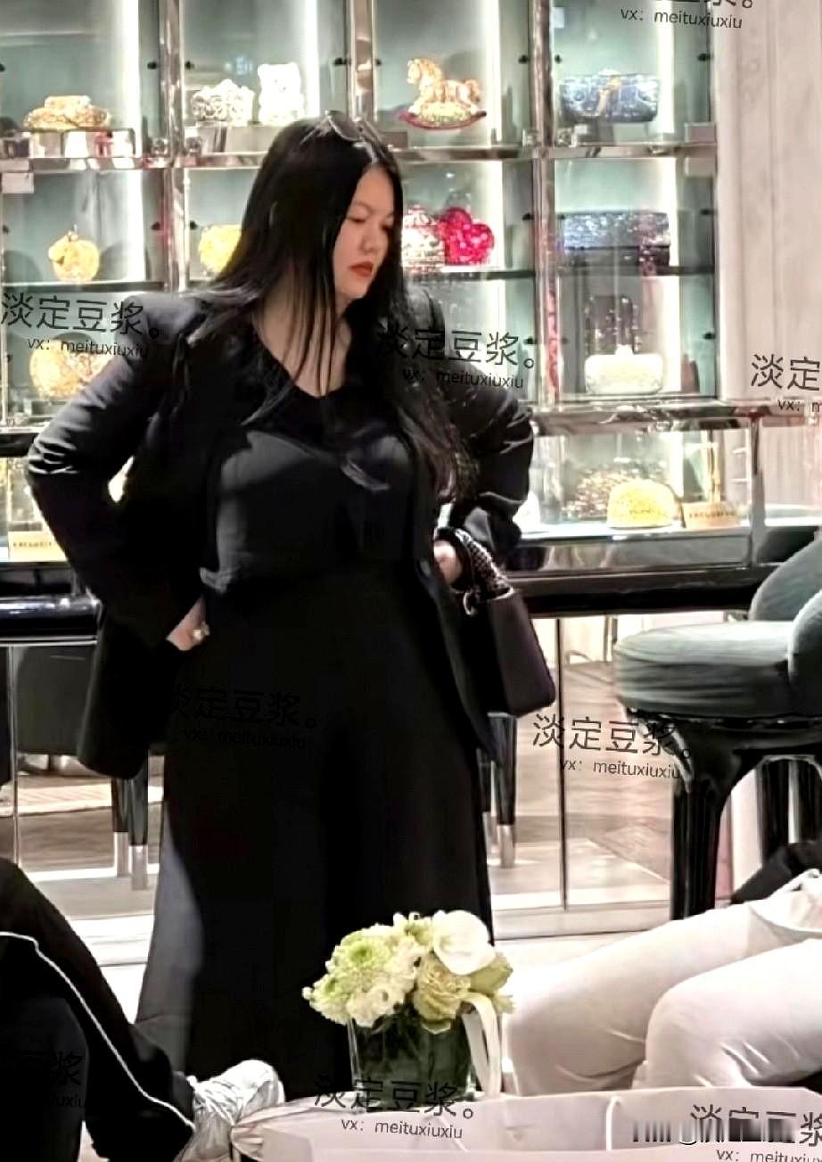 天啊！
看李湘一家“三口”这身材，这是别人拍到的，和她自己拍的判若两人。

王诗