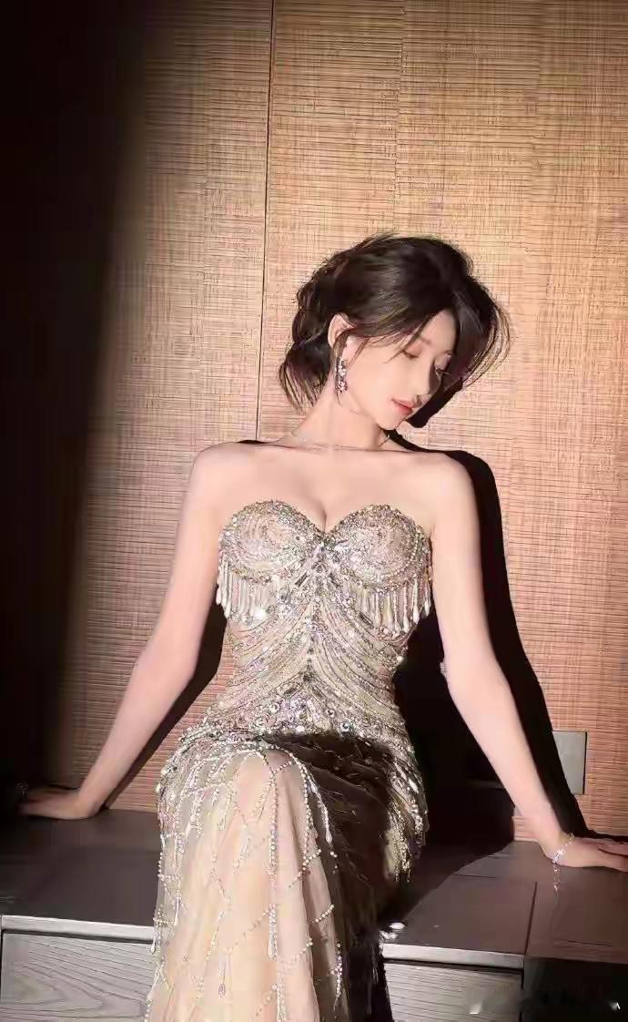 毛晓彤吊带深 V 写真太惊艳！ 