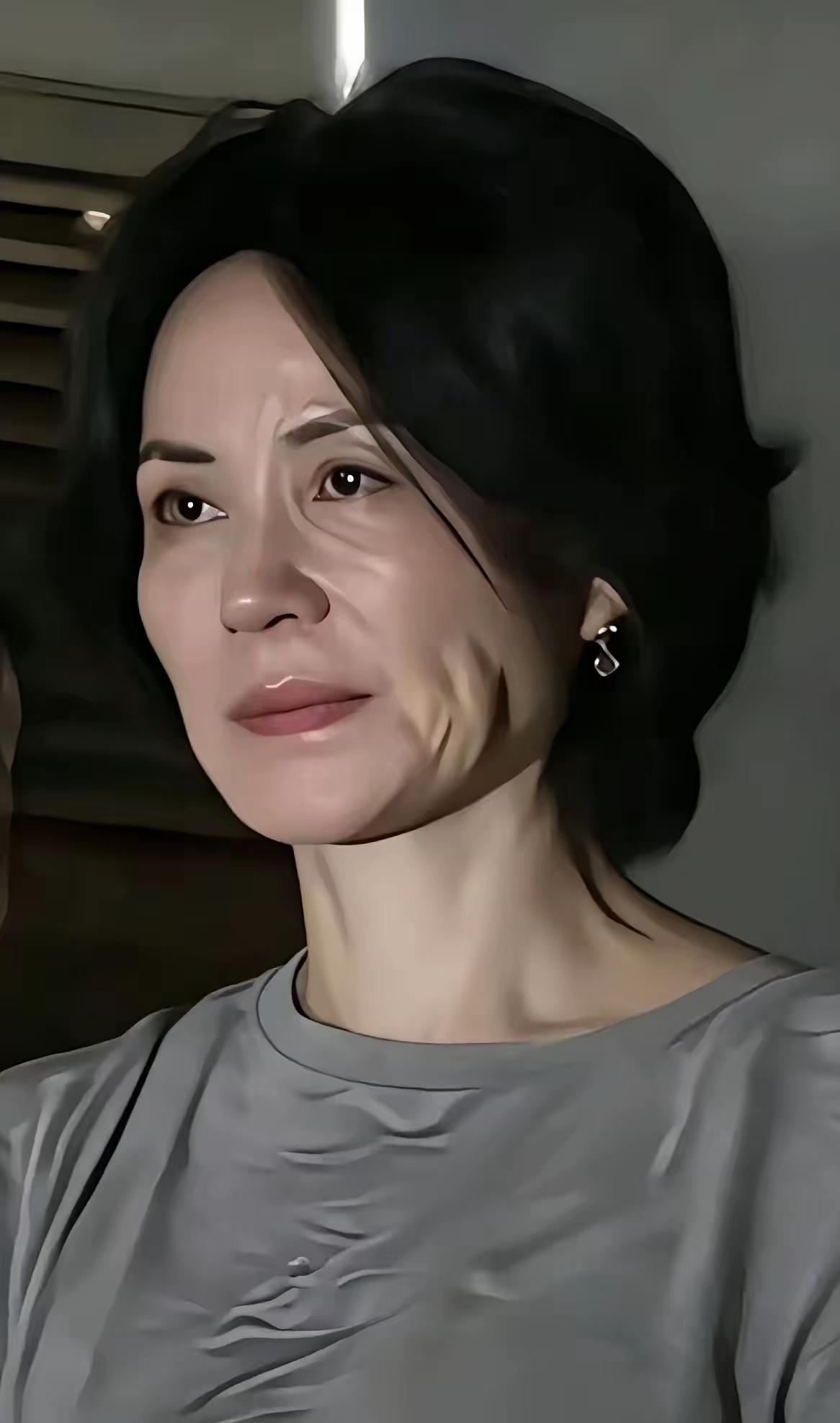 她怎么大变模样了，脸部皱纹和抬头纹都是那么明显可见一斑
但是她的歌声很优美，很动