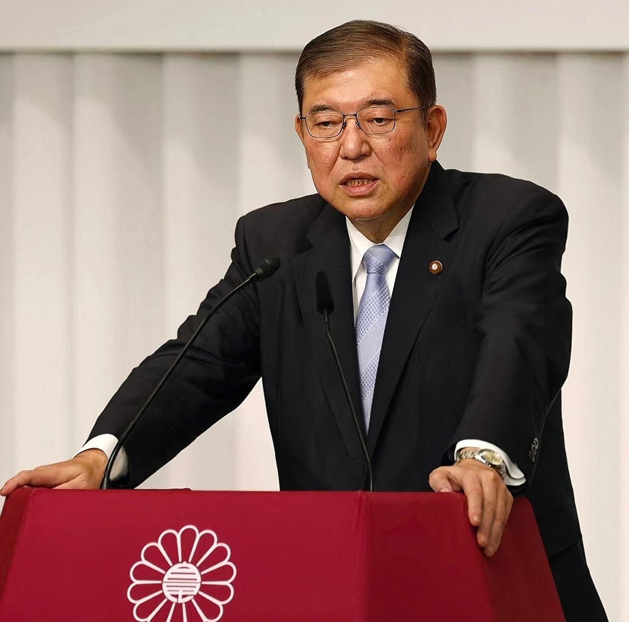 就在刚刚，一向反华的日本首相石破茂还是迫于压力宣布辞职了，不过最终也说出了他特别