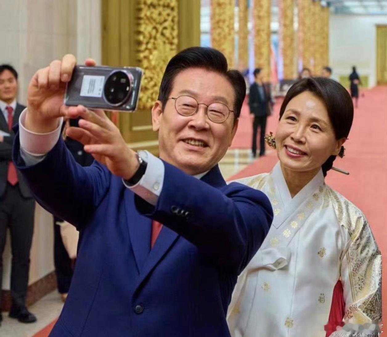 居然用的是小米15Ultra ，我说这手机怎么这么眼熟呢？一开始还以为用的是三星