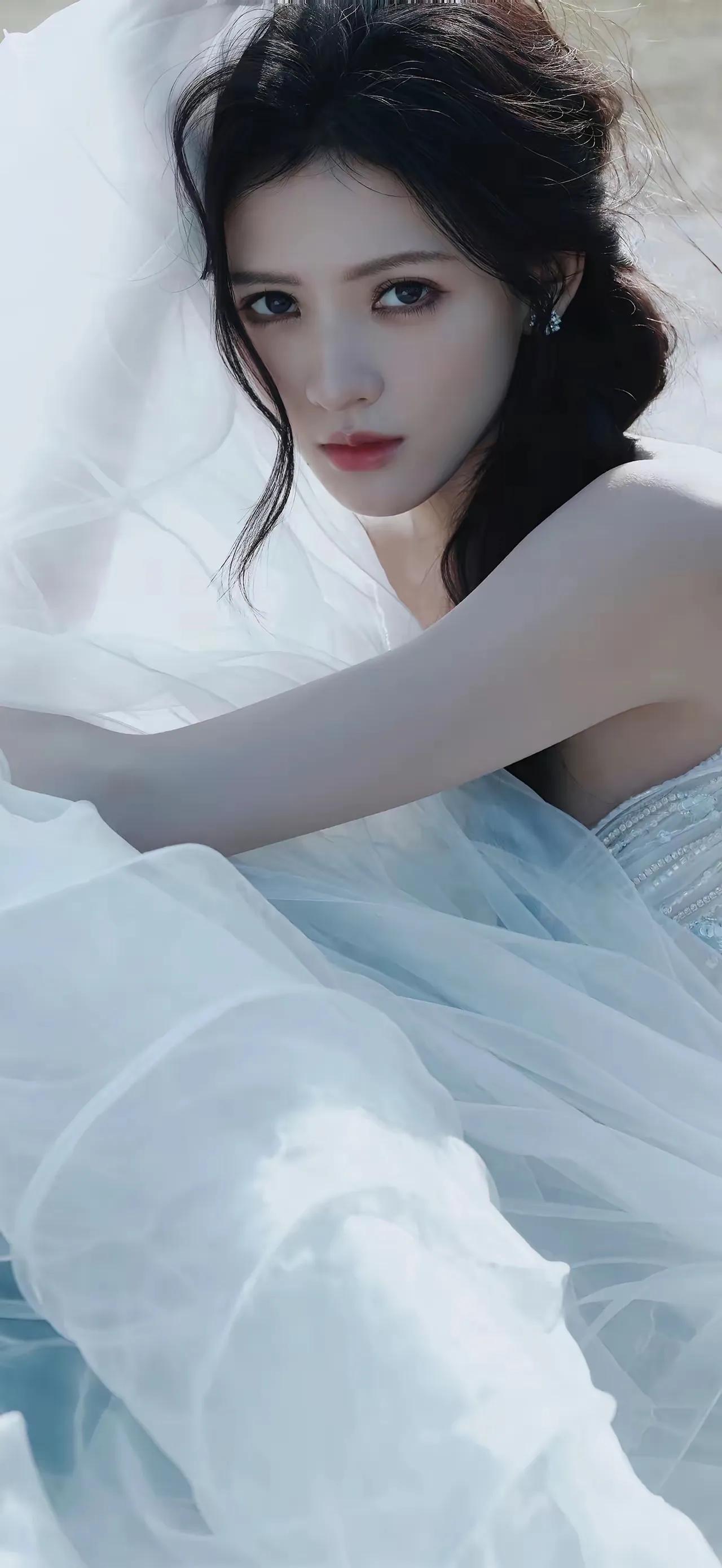 美女壁纸～张予曦
一袭白纱，半遮容颜。
风动，心动，神亦动。
清冷与温柔共生，