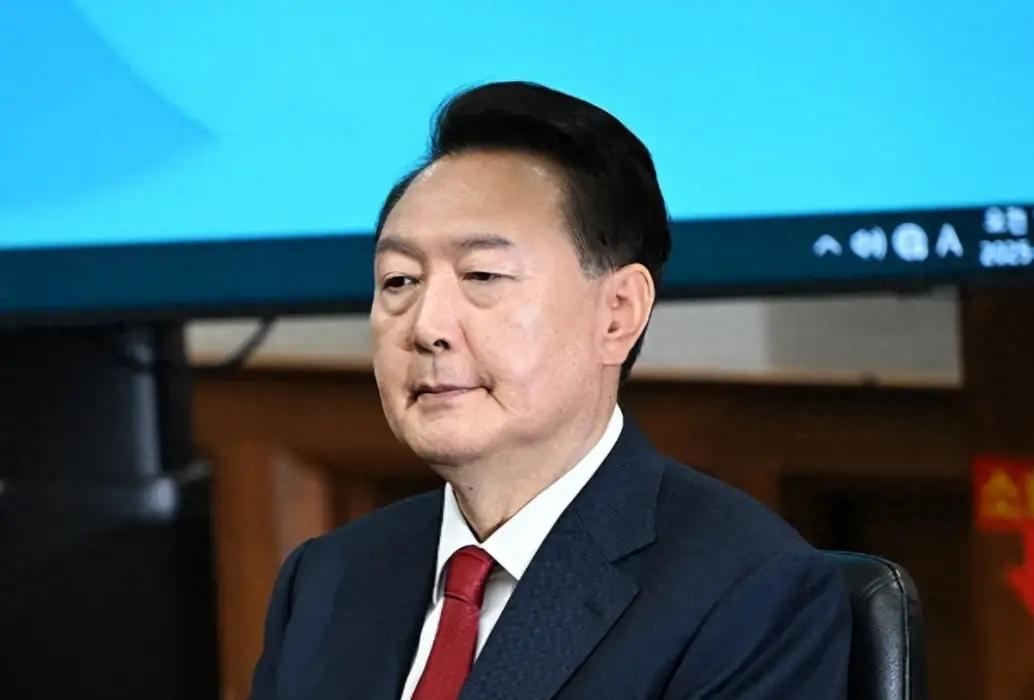 韩国前总统戒严争议，士兵炸鸡事件折射宪法危机，真相调查如何收场。
尹锡悦被查出曾