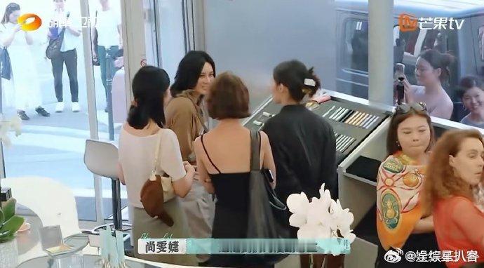 毕雯珺从忙碌的全世界路过毕雯珺眼里有活 别人忙着专注手头事，毕雯珺忙着观察全场需