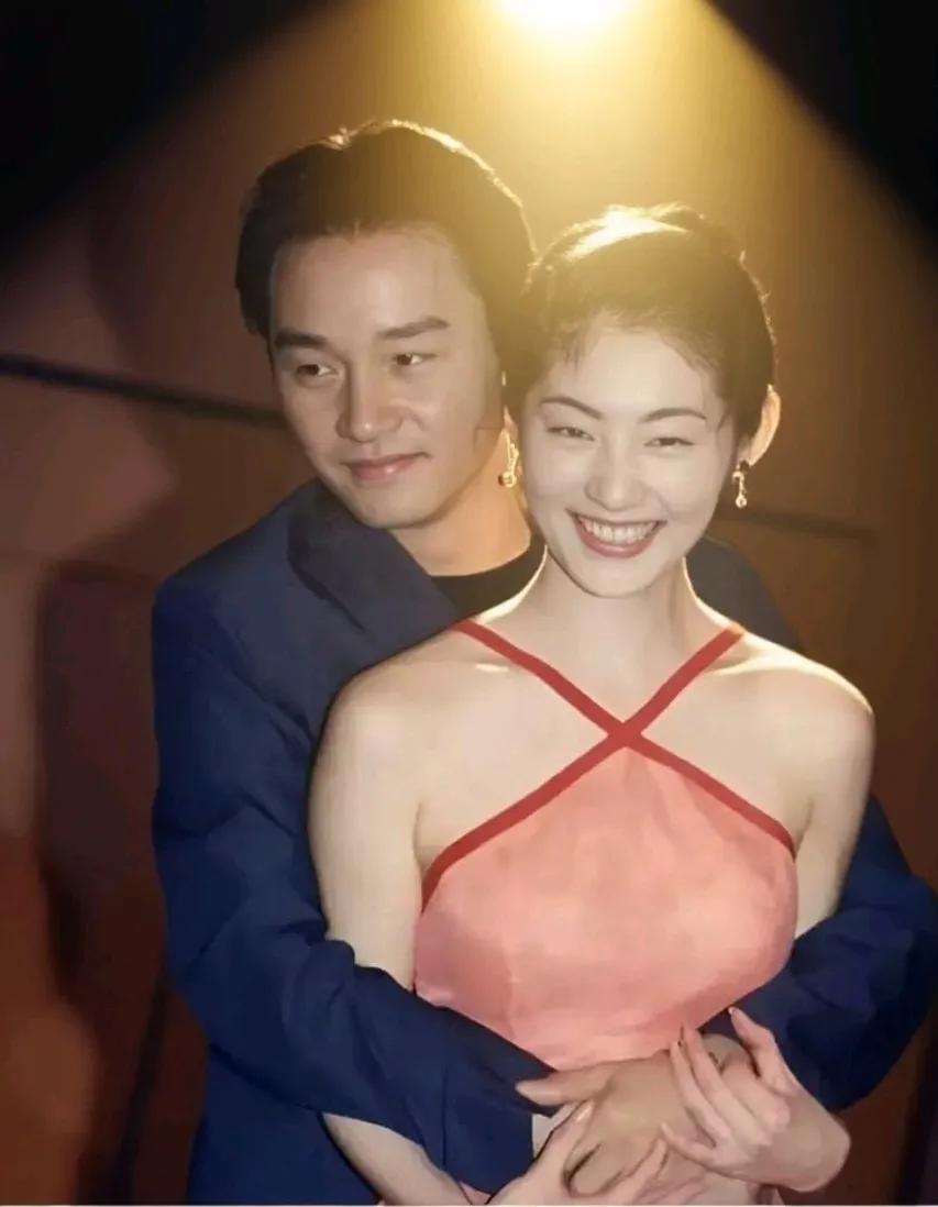 1994 年，在日本的某个场景中，38 岁正值演艺事业巅峰的张国荣，轻轻环抱着 