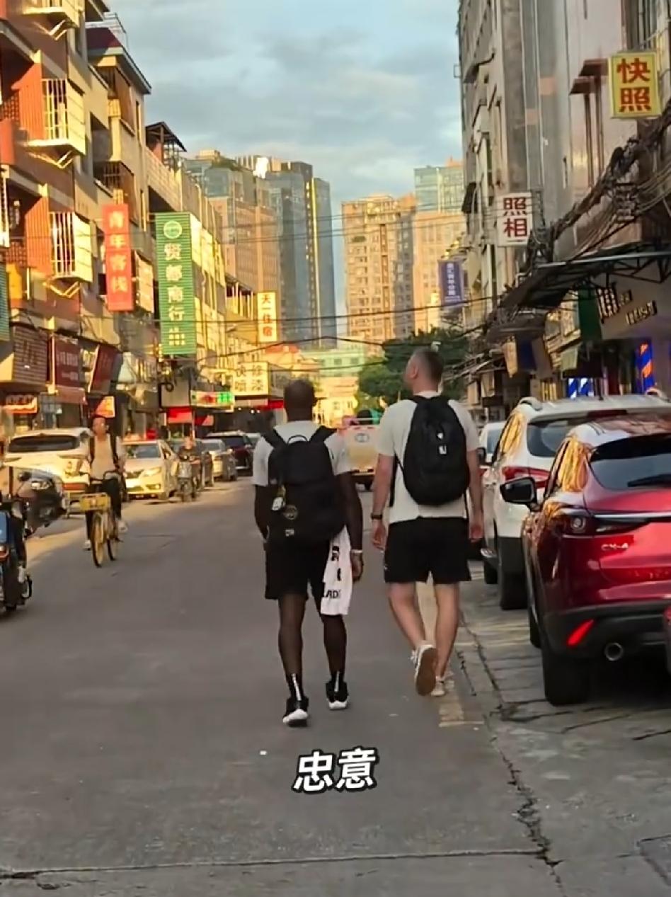 广东宏远的主教练和发展教练，没有坐接送大巴而是主动选择步行感受一下东莞的风土人情