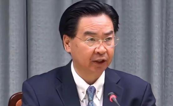 10月20日，岛内所谓"国安会秘书长"吴钊燮又跳出来放话了。

据我了解，他这次