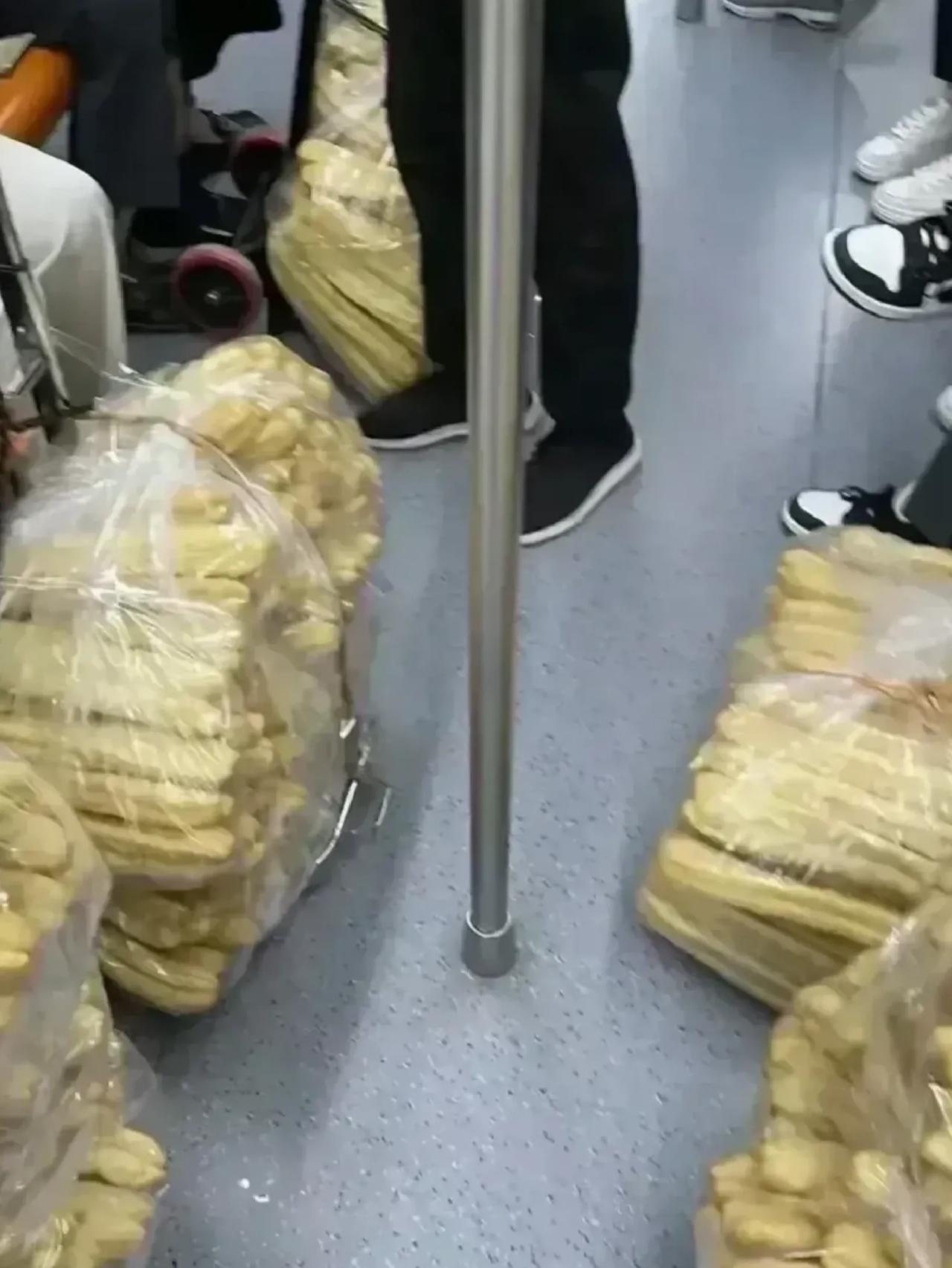 第一次知道，油条也有预制的！可以说万物皆可预制！
今天看到网友坐地铁拍到的好几袋