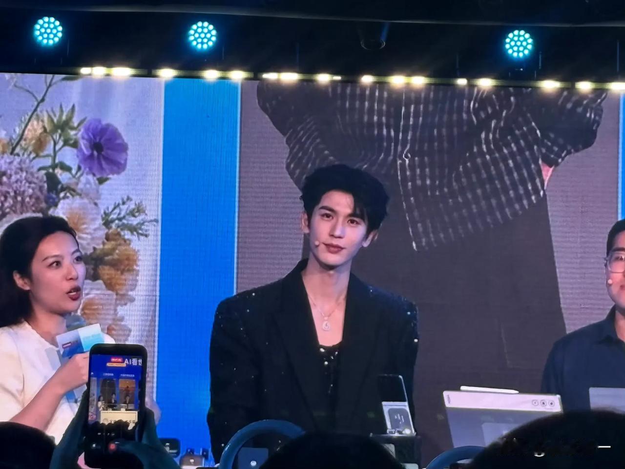 联想赚大了啊，请张凌赫来代言
6分钟上台脱稿演讲，全程侃侃而谈，穿着西装的他出场