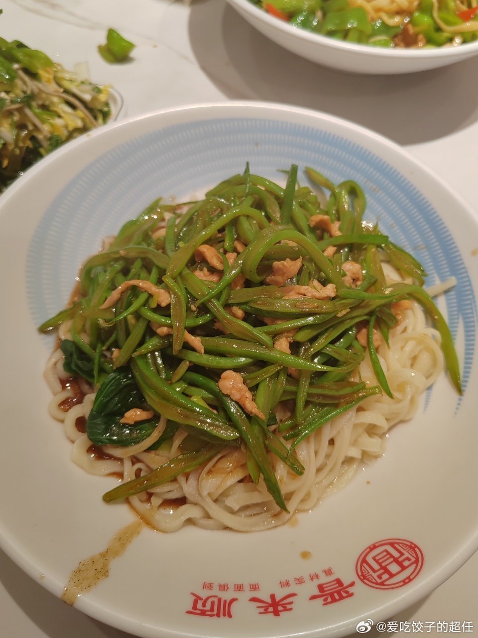 一碗热乎的豆角肉丝面，是夜晚最好的治愈，简单烟火，足够解馋～ 