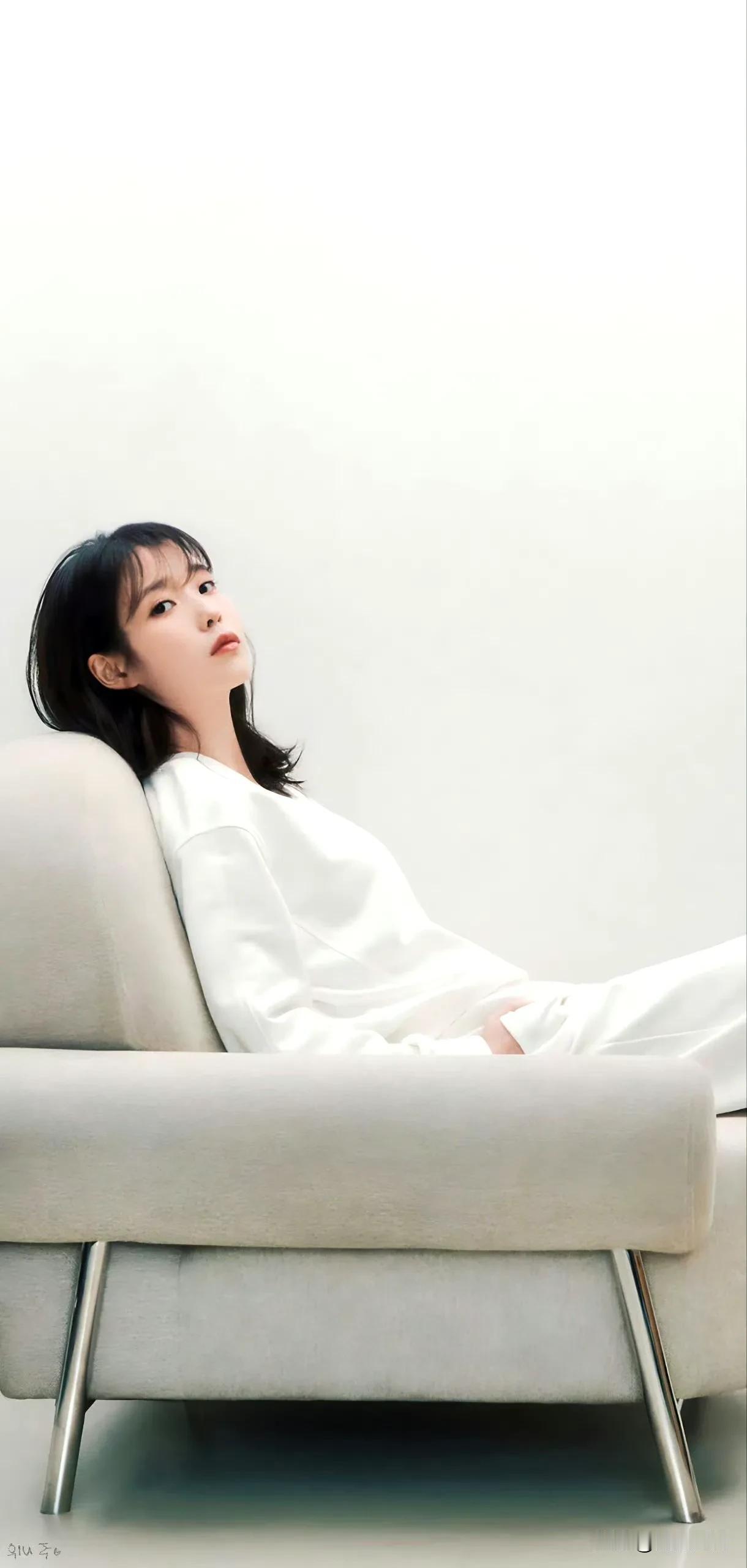 IU X New Balance
cr.wyjc516 ​