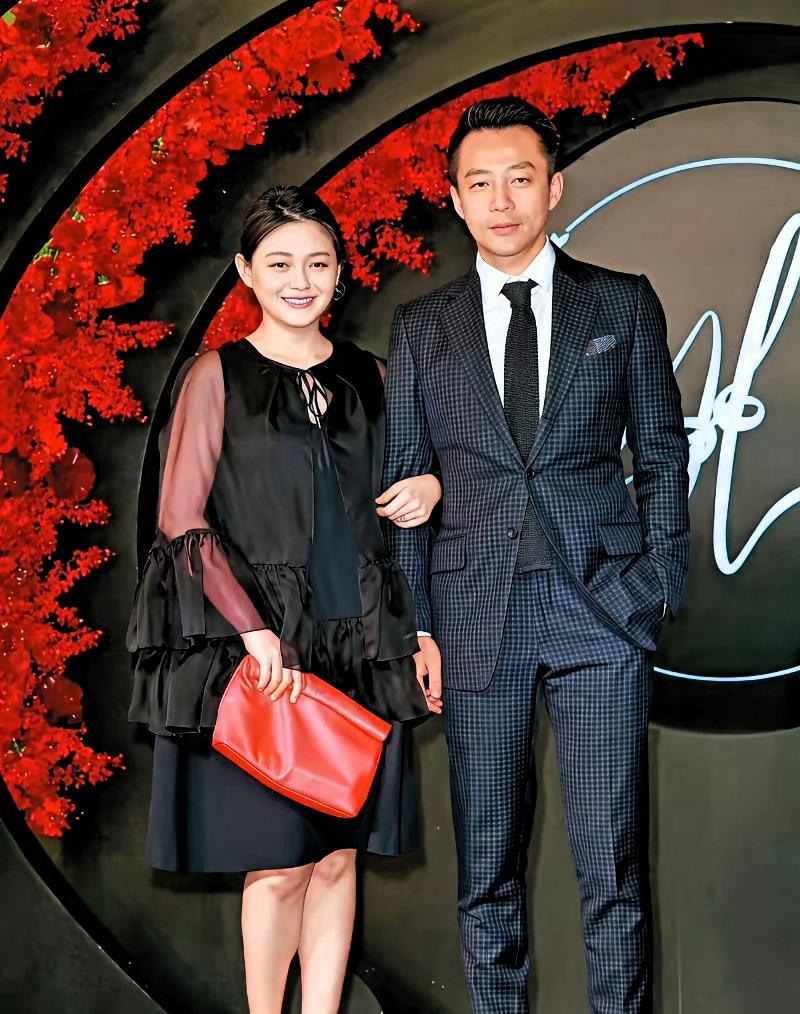 荧幕爱侣旧事新事, 众人评判都在心里.
她和那个商人结合了, 人们都说他们是绝配