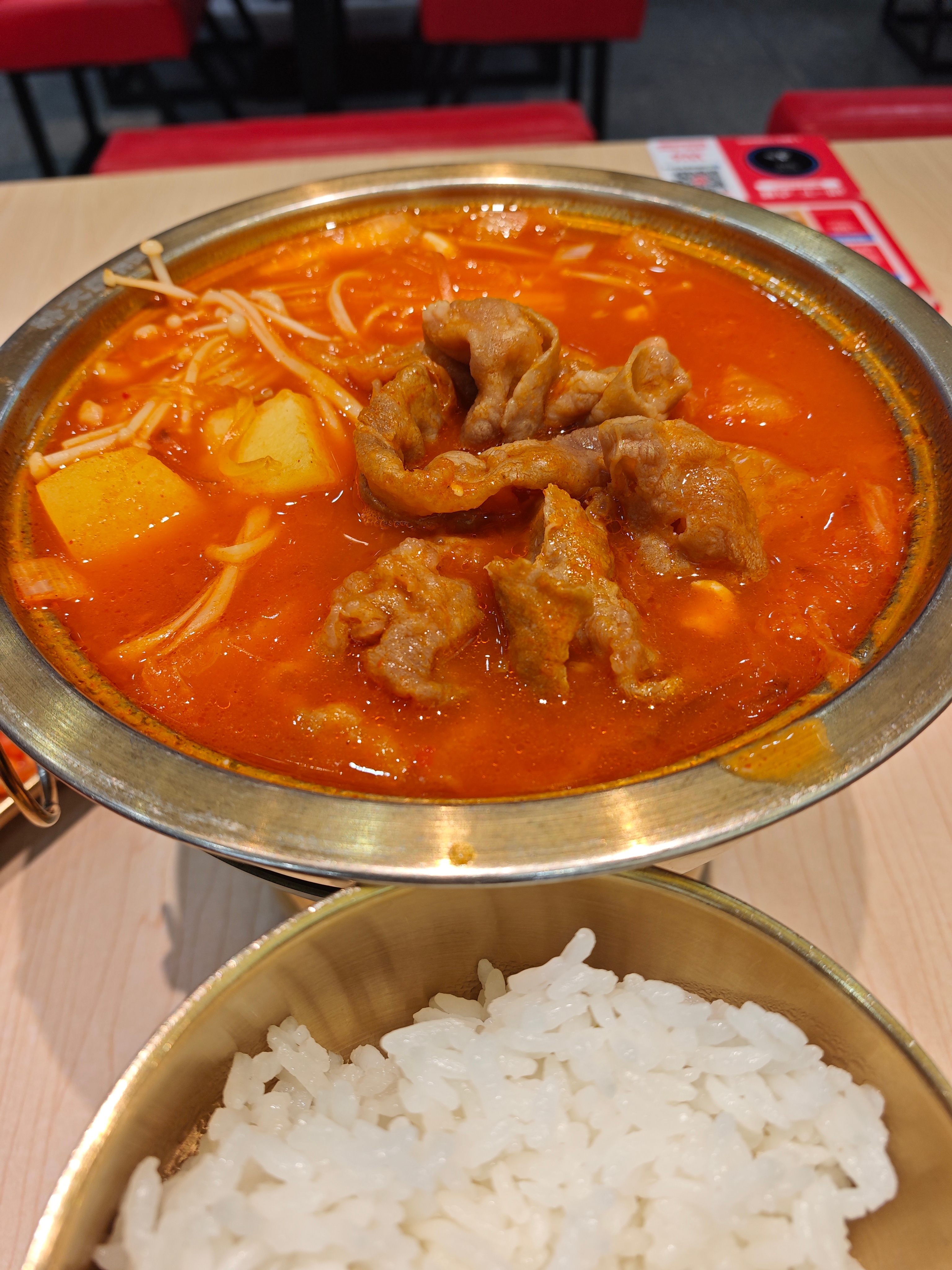 每天8:00送孩子上学，然后去吃早餐9:00坐在电脑前，制定当天买入计划10:0