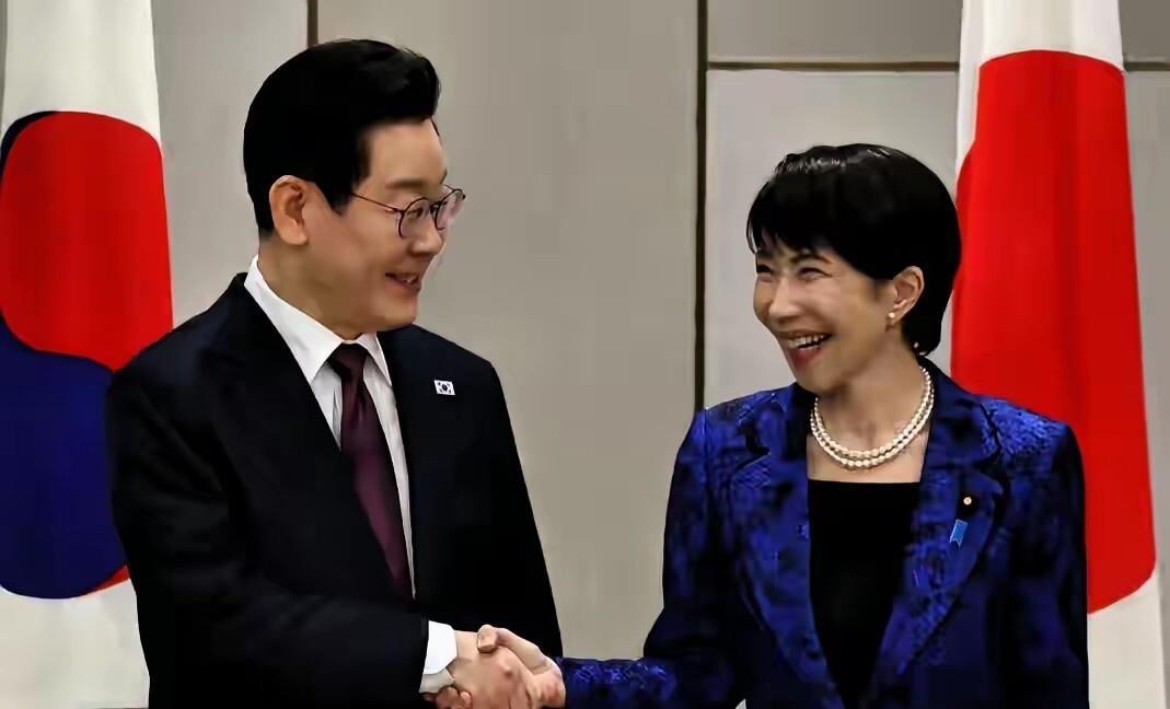 偷鸡不成蚀把米！韩国帮日本钻漏洞被精准封杀，日韩芯片彻底慌了。很多人都没看懂，这