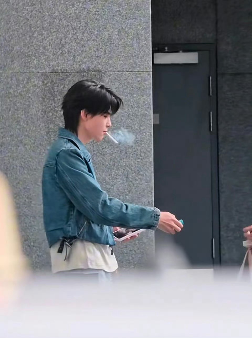 好港啊少爷 他好适合短款的上衣 因为比例很好 会很凸显身材 多穿嘿嘿🤤 