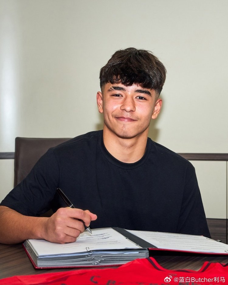 拜仁将与17岁青训球员麦孔·卡多佐续约，据悉双方的谈判已经进入最后阶段。周二下午