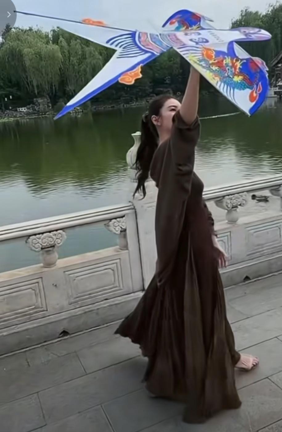 汪小菲是招黑体质，现在看马筱梅也是招黑体质，她在公园放个风筝被人吐槽个子没有风筝