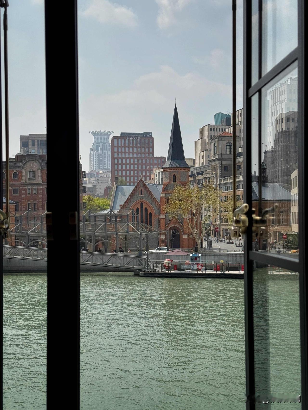 苏州河畔出现了一家最美书店，与其说是书店，不如说是一家拥有顶级风光的河畔咖啡馆更