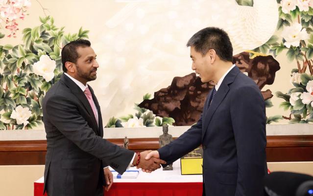 成了，中国和美国谈成了。这次美国FBI局长帕特尔奔赴北京，和中国代表（公安部部长