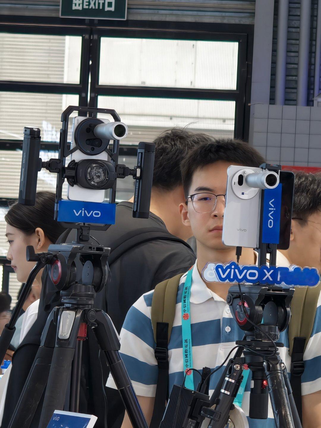 大折叠也有大镜头想给拿走，vivo 的朋友说你试试，我刚要试他说你等着，我等着然