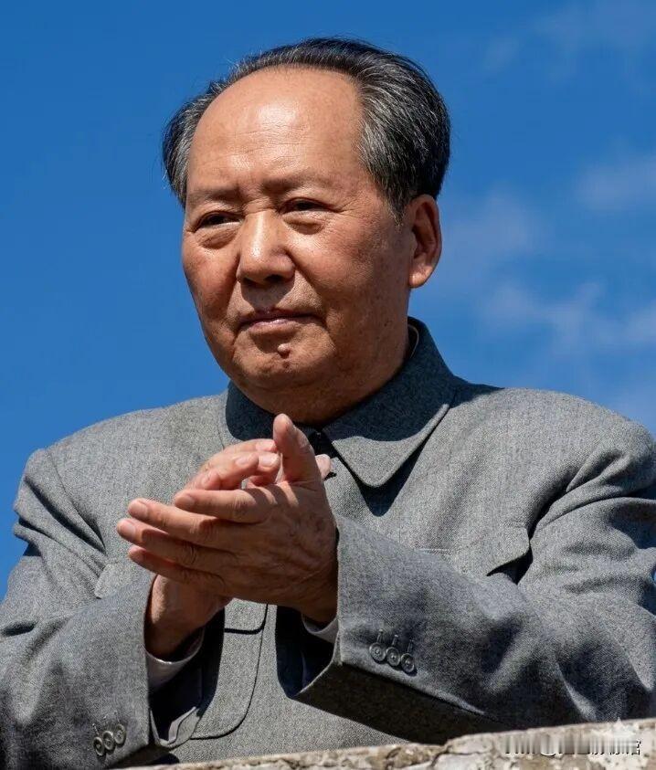 毛主席在北京天安门城楼上