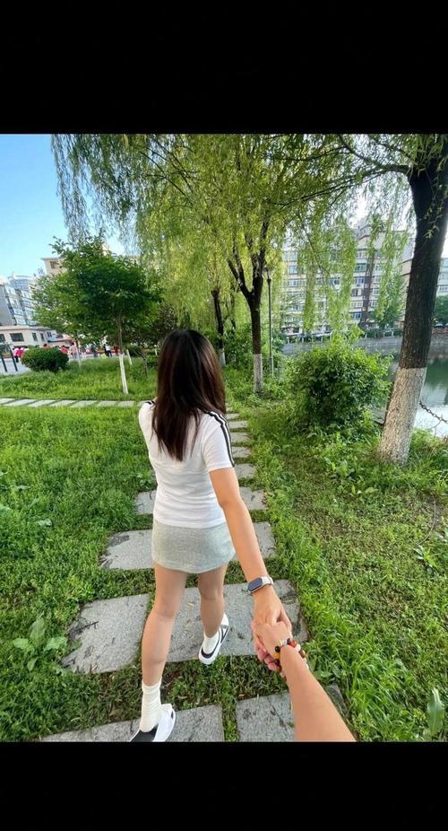 缘分这东西是天注定的。
我做过一回媒人。那是我刚分到单位的时候，我的一个老同学来
