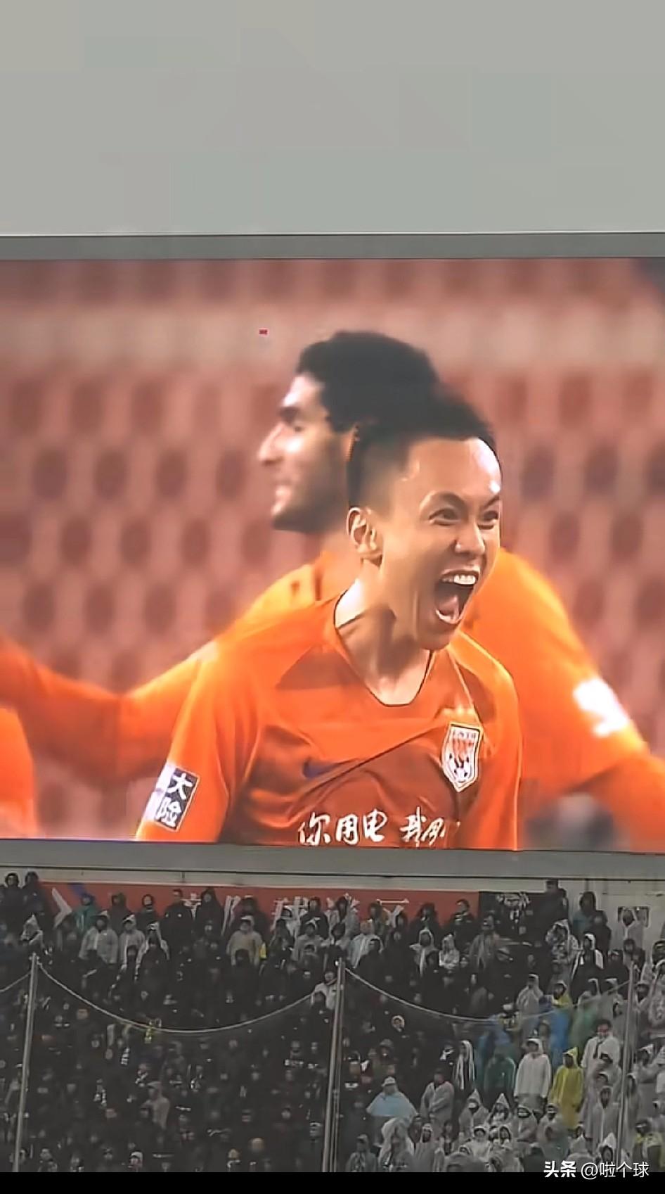 京鲁大战前的温情一幕
虽然天空下着淅淅沥沥的小雨，但依然无法阻挡京鲁大战的魅力！