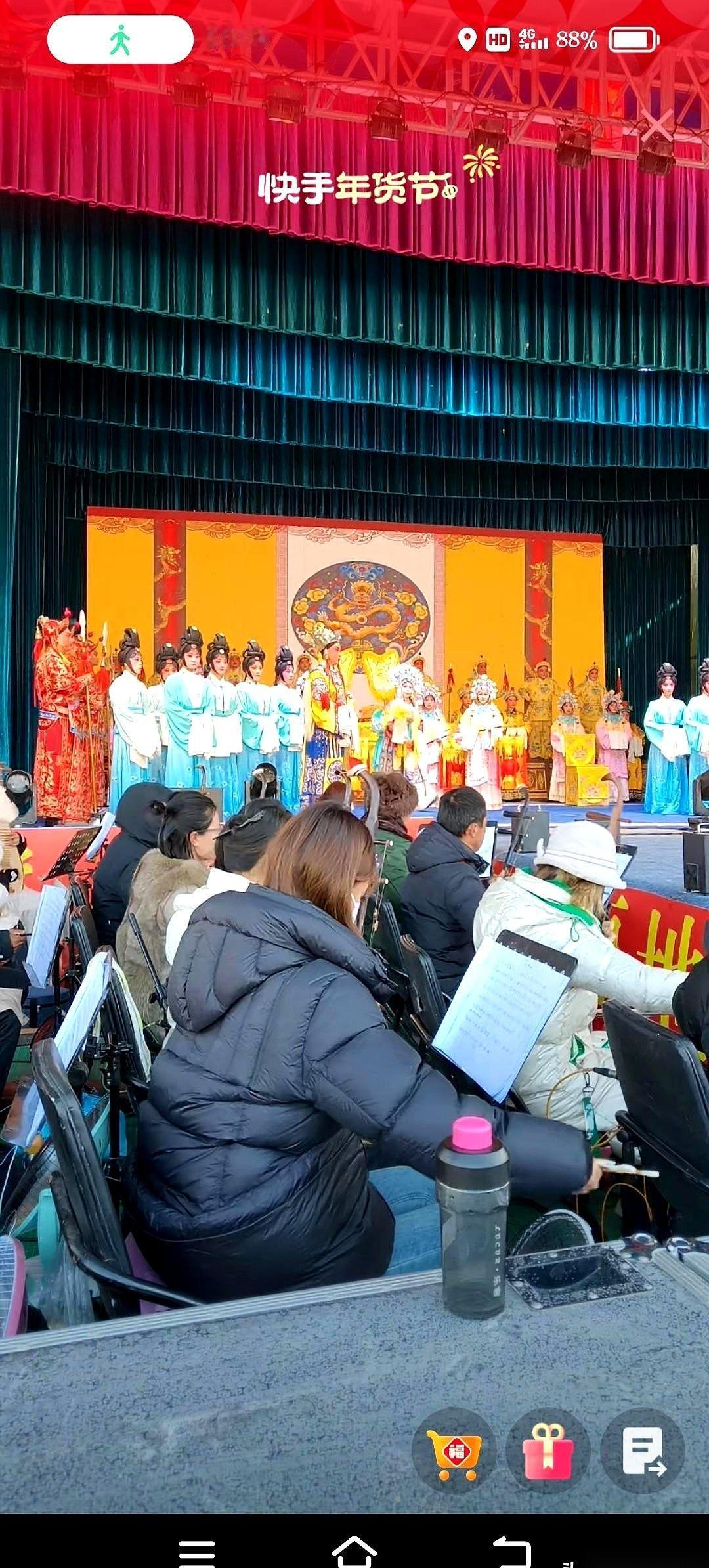 音乐炸开的一瞬间，我前面几百个后脑勺猛地往前一探——完了，在宁夏西吉，安万剧院的