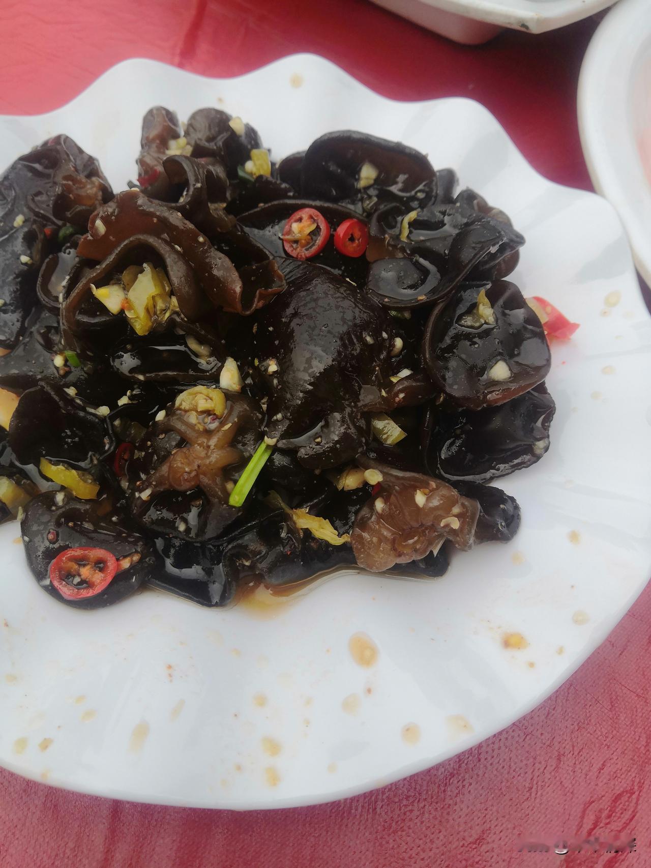 你喜欢吃生花生吗花生的是人们餐桌上不可缺少的一道美食，在农村的朋友都知道，在土里