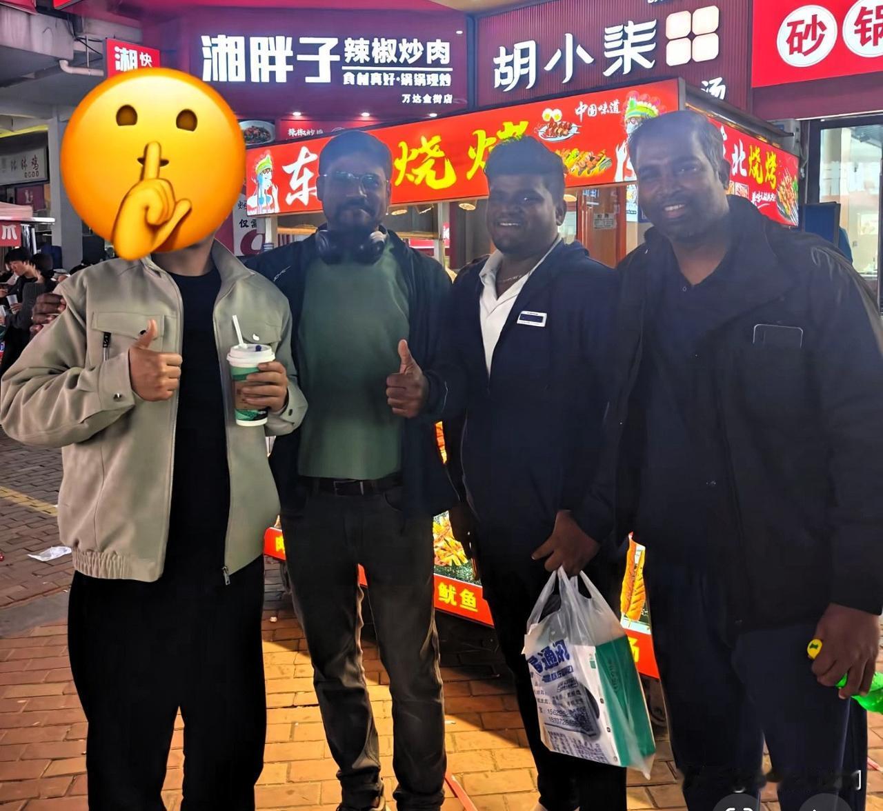 昨晚在商场偶遇印度友人，第一次和外国友人合影，好激动呀，你们不要羡慕我[比心]