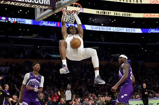 湖人侧翼新秀阿杜-蒂罗肉眼可见有着超强的身体天赋和运动能力，冲击力惊人，在进攻端