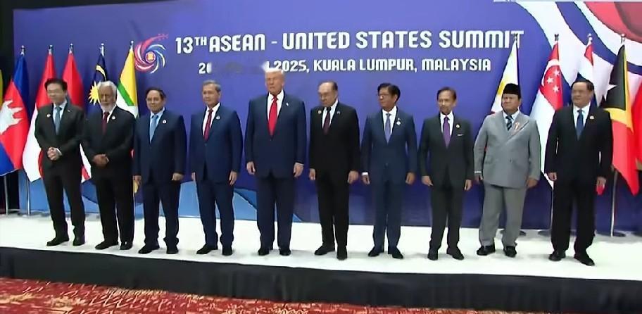 特朗普出尽风头，合影环节结束后，东盟十国领导人都依次退场了，而他却单独留下来任由