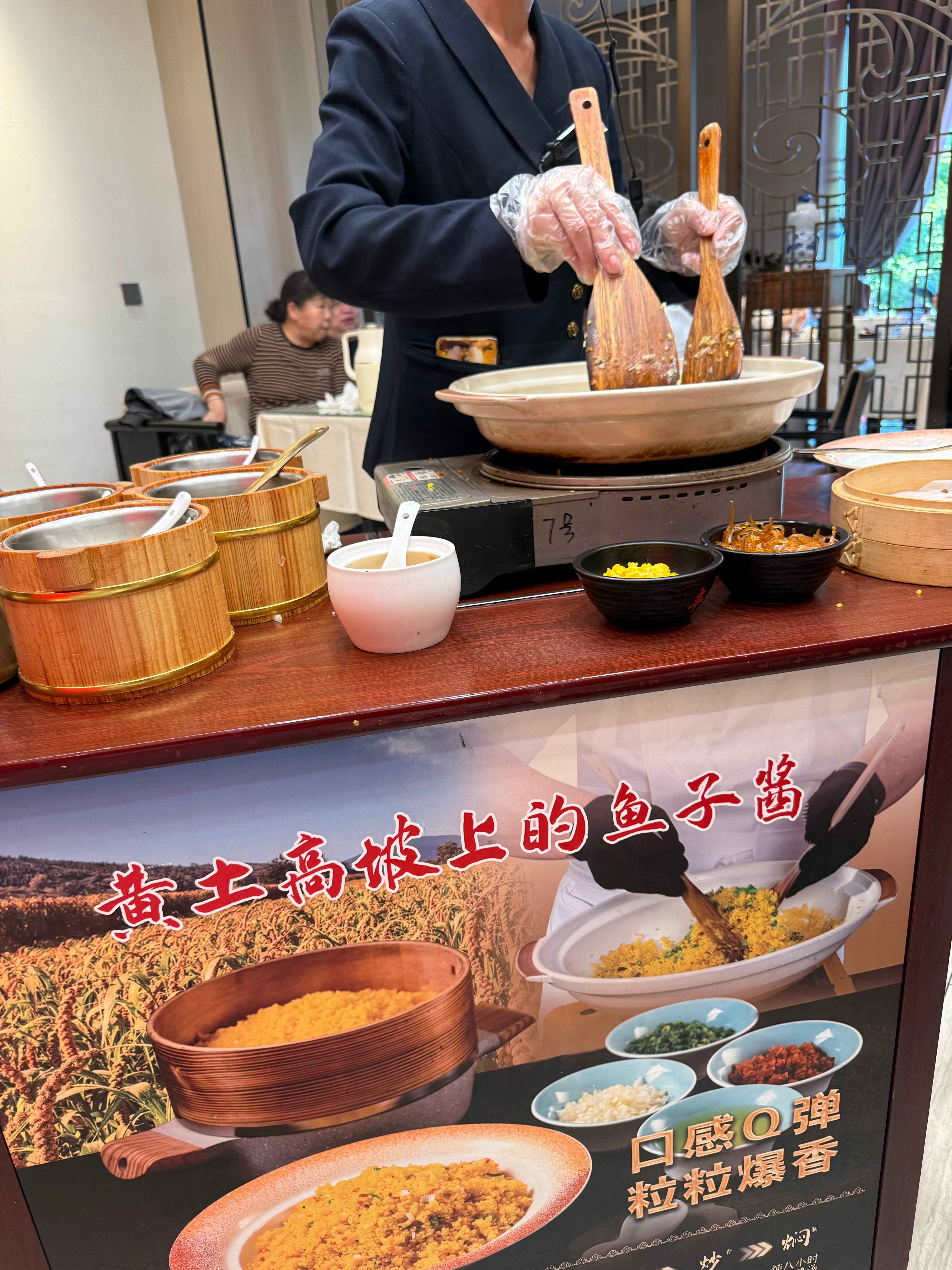 你们吃过这个黄土高坡上的鱼子酱吗？把小米和葱花、鸡蛋、火腿一起炒成粒粒分明的口感
