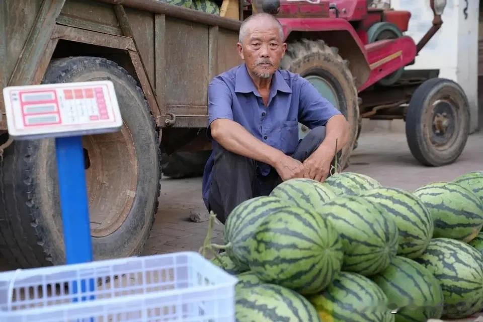 有一次，我去银行取了6万元现金，准备给老人看病缴费。从银行出来后，我到早市一个农