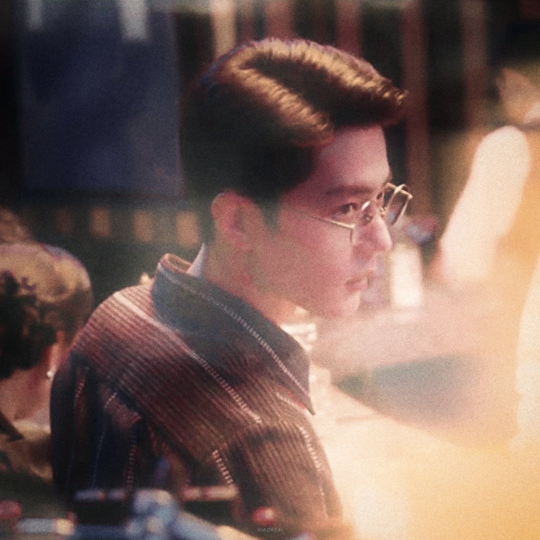 肖战 金陵的雨，终于停在杀青的镜前。他收起藏着密语的折扇，任少白的故事，暂存于胶