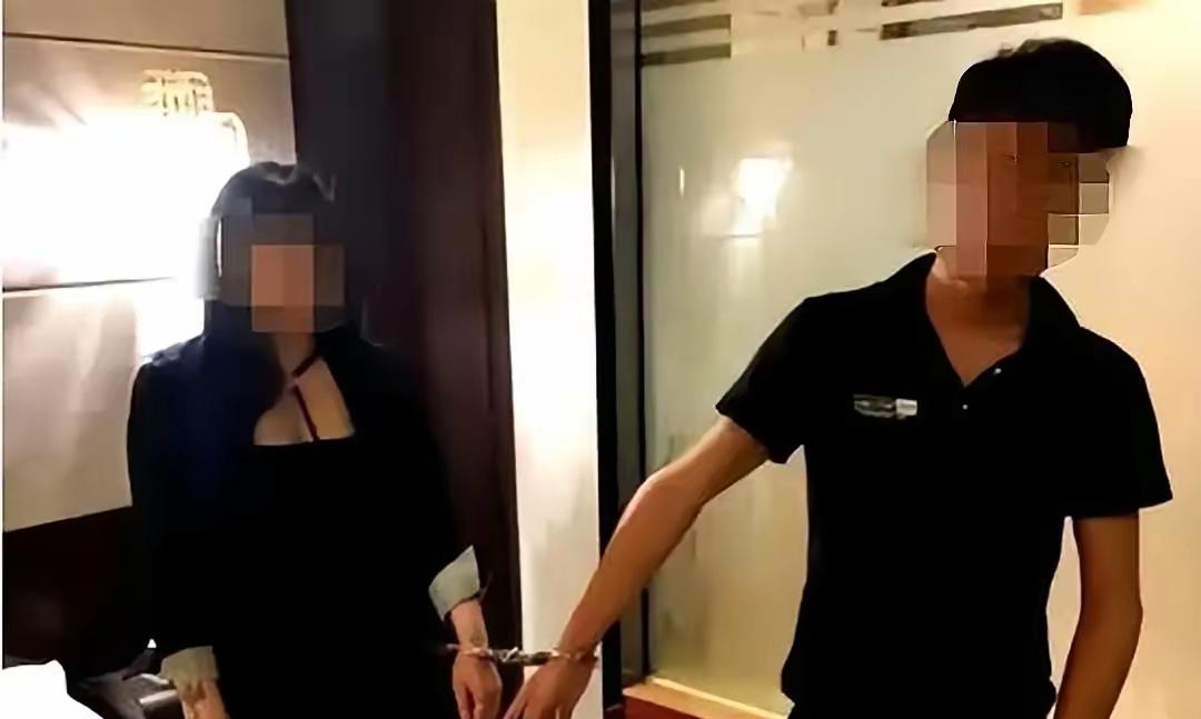“必须追责！”上海一对情侣入住连锁酒店，二人在房间内时，男子无意间发现窗外有人偷