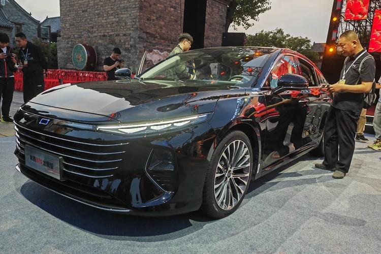 近日，奔腾B70龙腾版正式上市，共推出2款车型，售价分别为11.59万元和12.