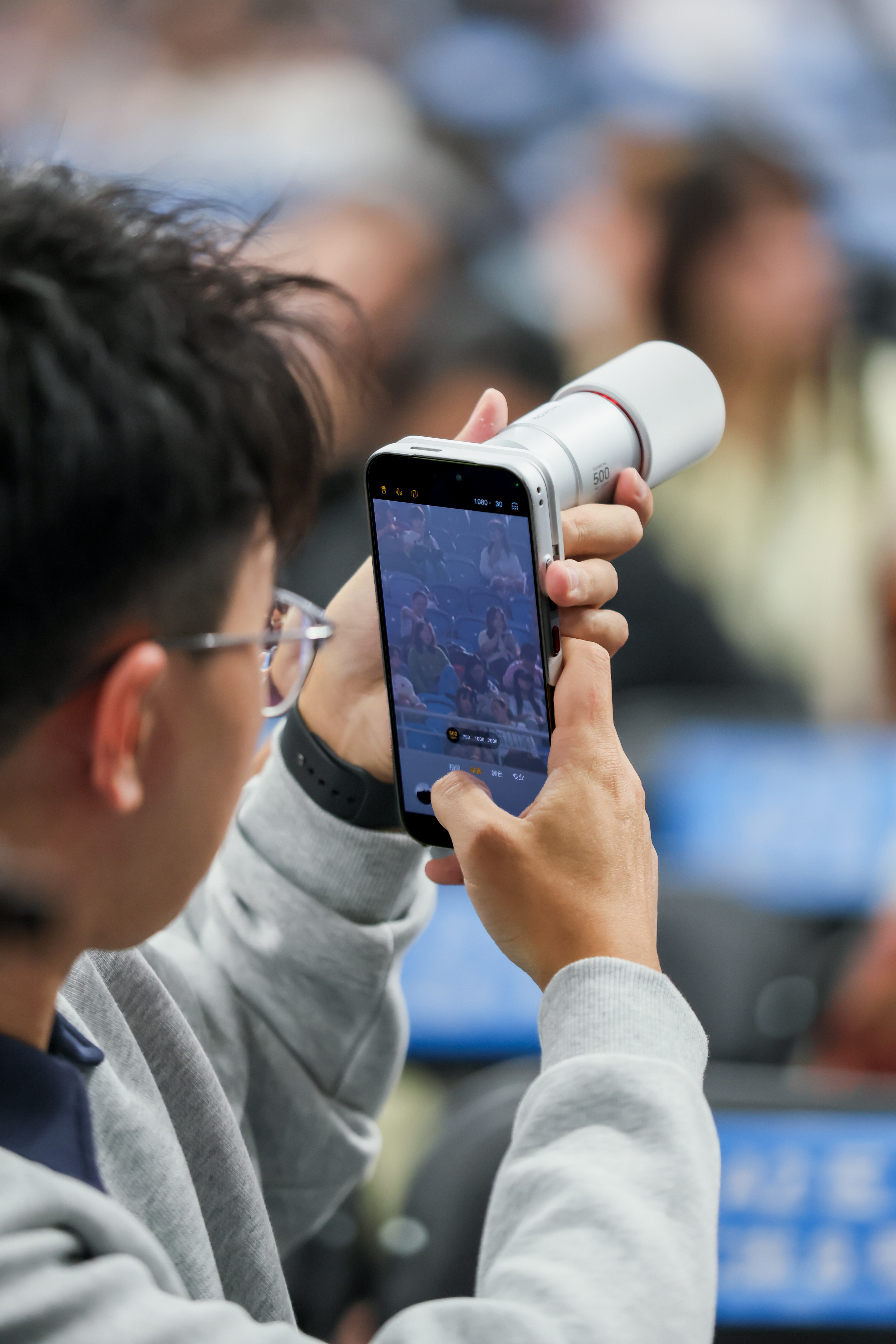 肖战演唱会影像合作伙伴荣耀估计不少人买完票，还会操心另一件事：用什么装备能拍的清
