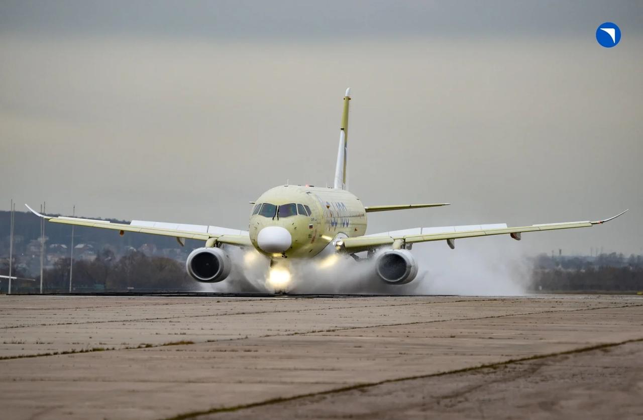 俄罗斯国产化SJ-100支线客机溅水试验
航展 航空摄影 航空航天 飞机 航空 