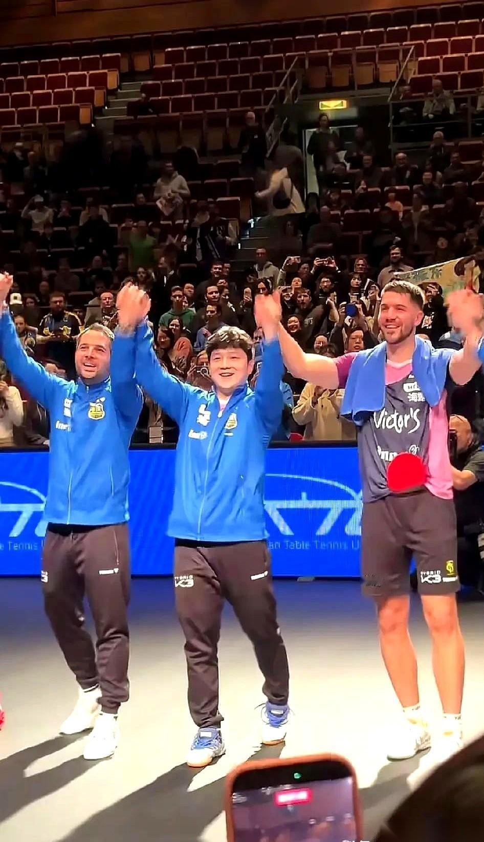 笑死。
人家德国那边看球，场外又是敲鼓又是吹喇叭，生怕动静不够大。
我们这儿呢？