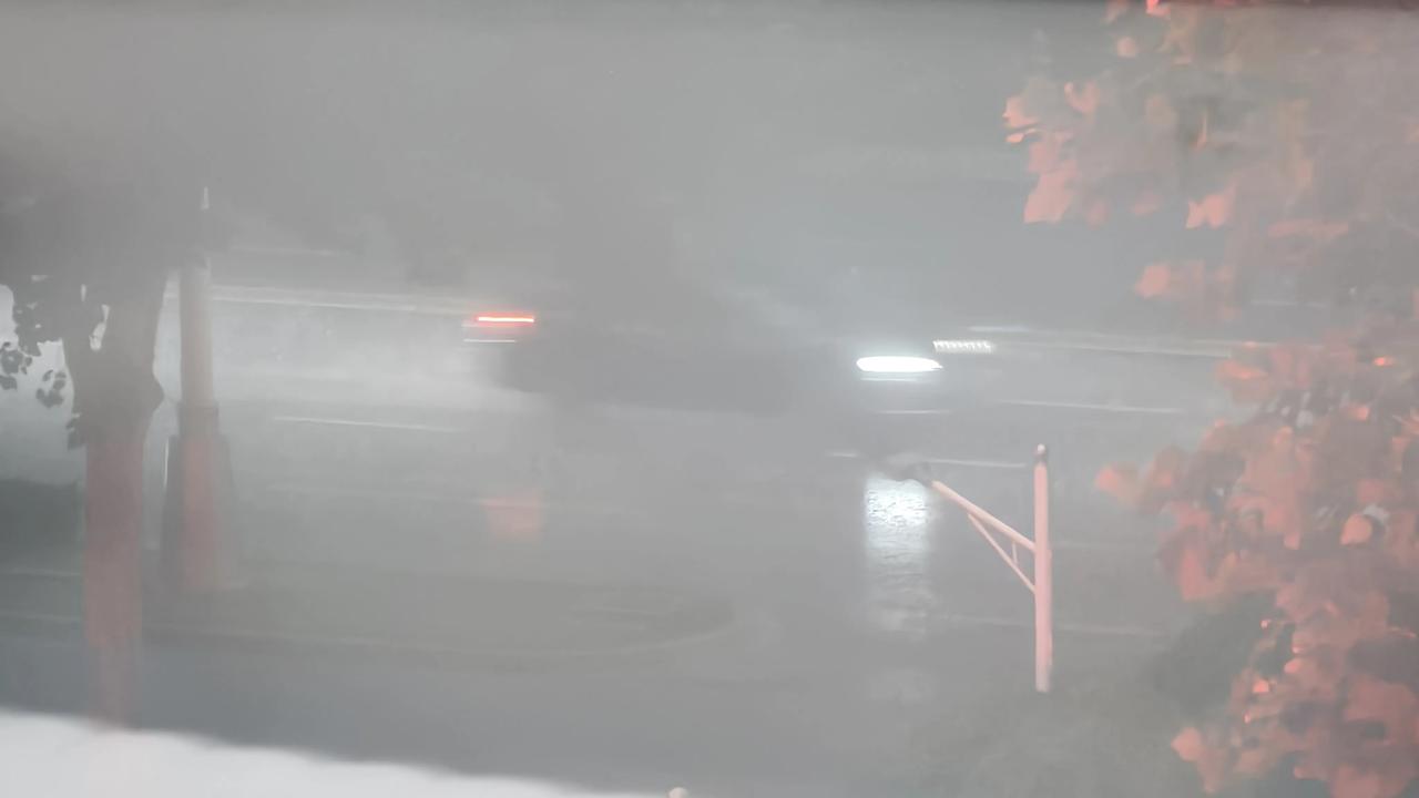 今天石家庄突降大雨夹杂冰雹，天也变暗了。像晚上八九点一样黑。桥东下冰雹了不知道石