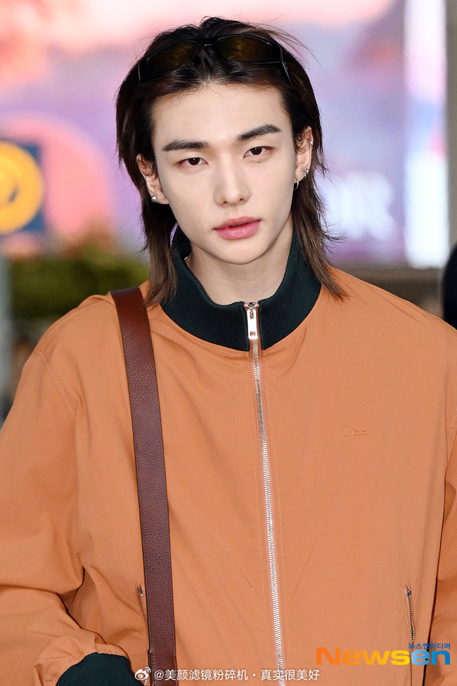 黄铉辰今日机场新闻图 