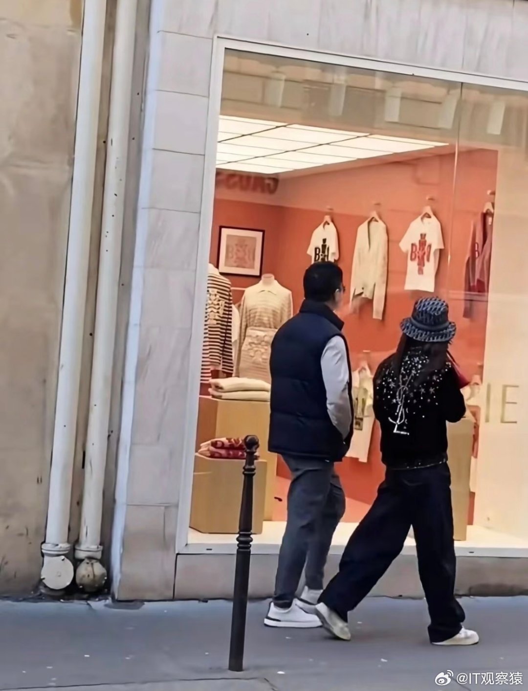 刘强东章泽天夫妇法国巴黎逛街，刘强东身材保持的挺好。 