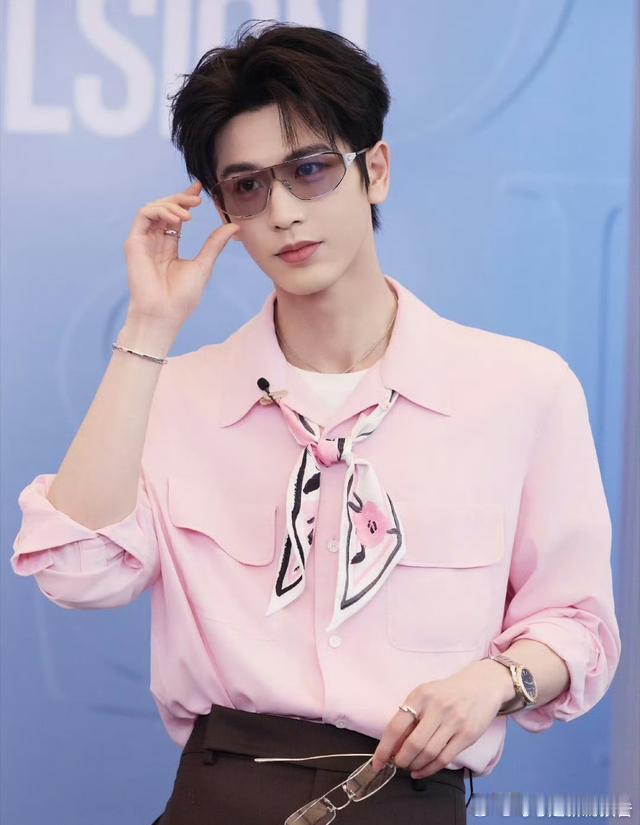 张凌赫不走舒适区眼界会变窄： 人间清醒！内娱少见的长期主义演员 