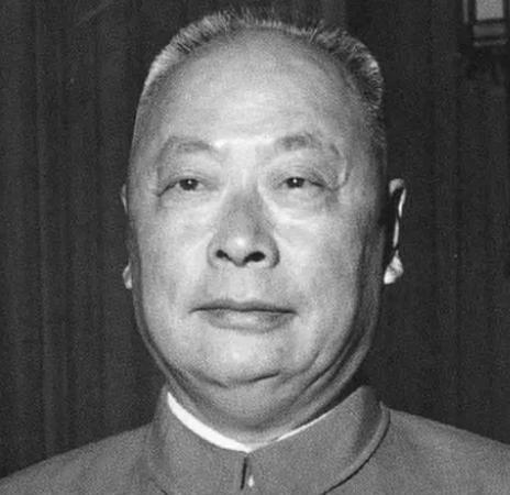 1949年，上海市市长陈毅来到一家面馆吃面。突然，进来一位老农，正在吃面的陈毅竟